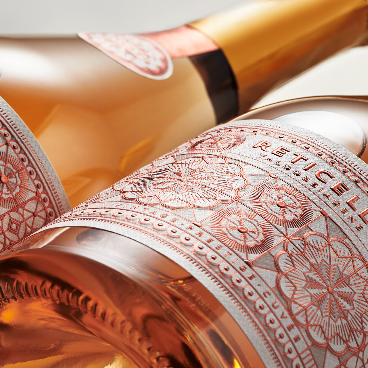 东营酒标设计线条烫金更奢华(图2)