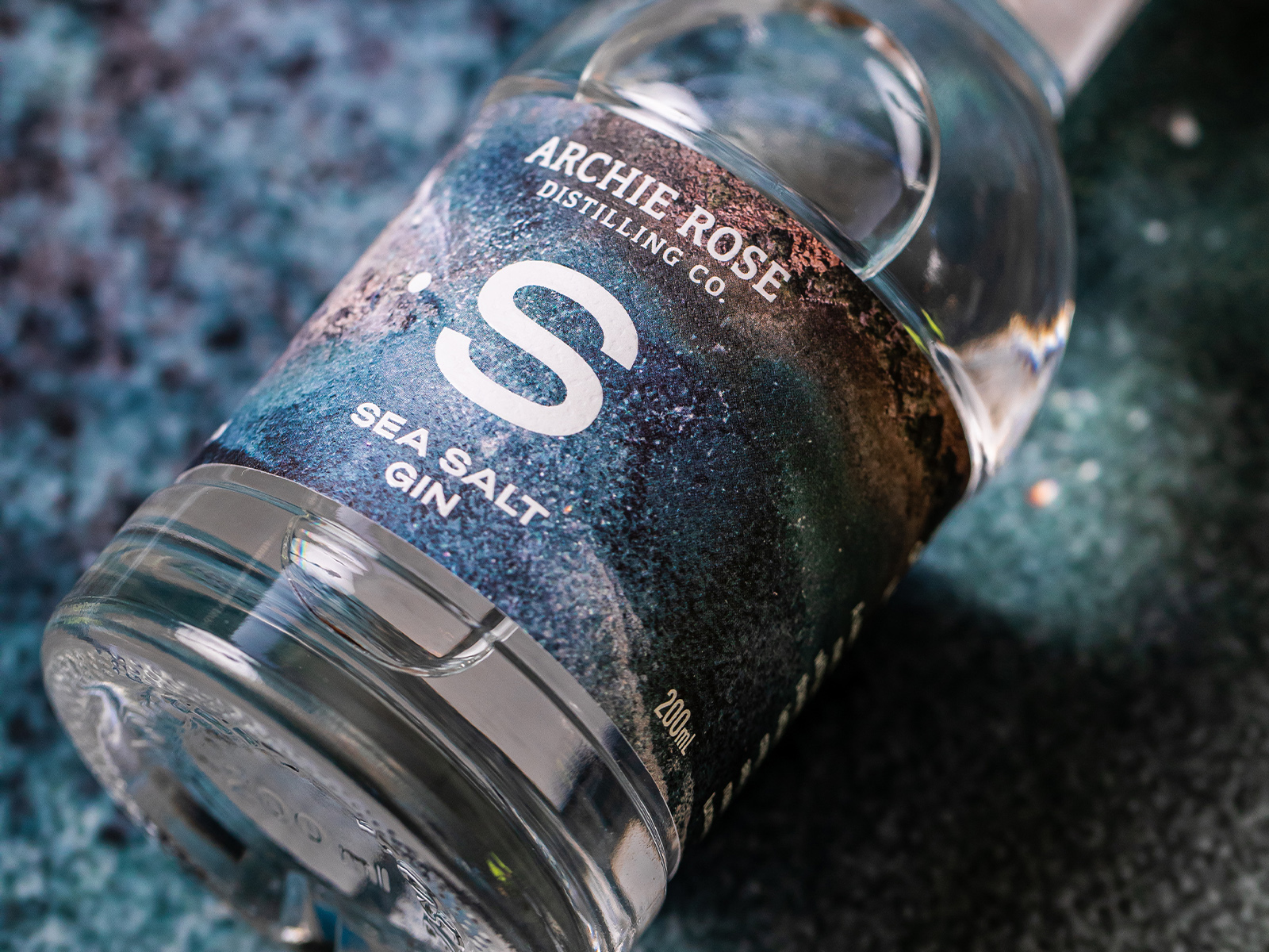 海盐杜松子酒和粉红胡椒伏特加的包装设计作品参考(图4)