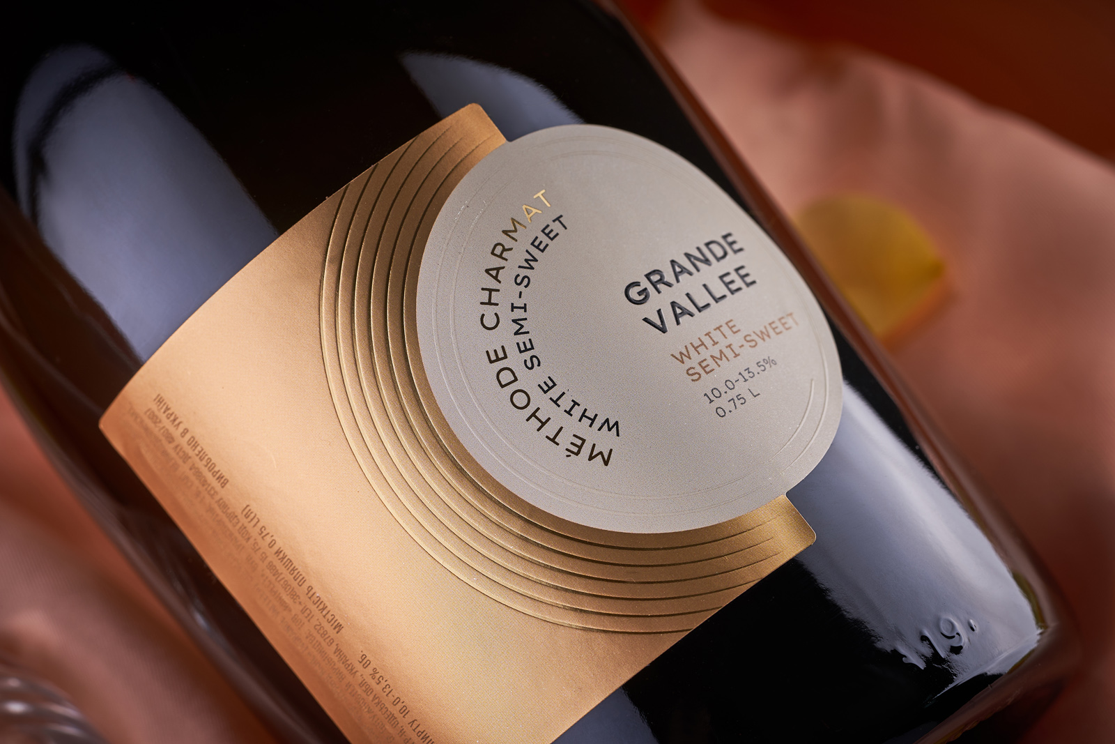 现代简洁的起泡酒包装设计参考(图5)