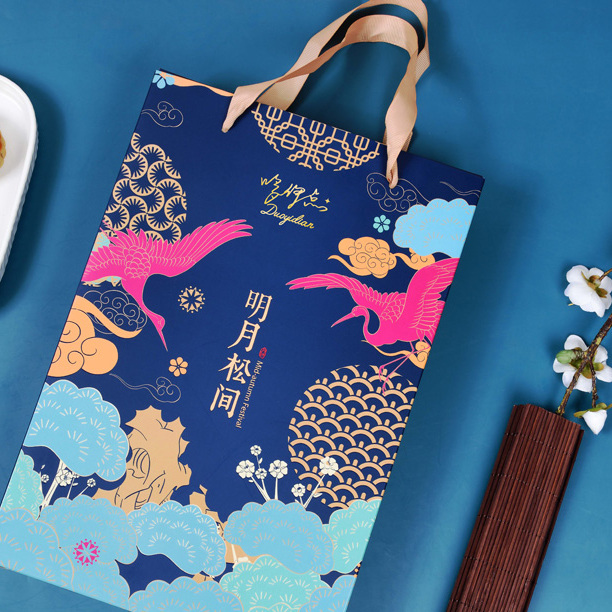 哆伊点 明月松间 广式月饼 6饼2味 390g 礼盒装包装礼盒产品包装创意设计欣赏(图2)