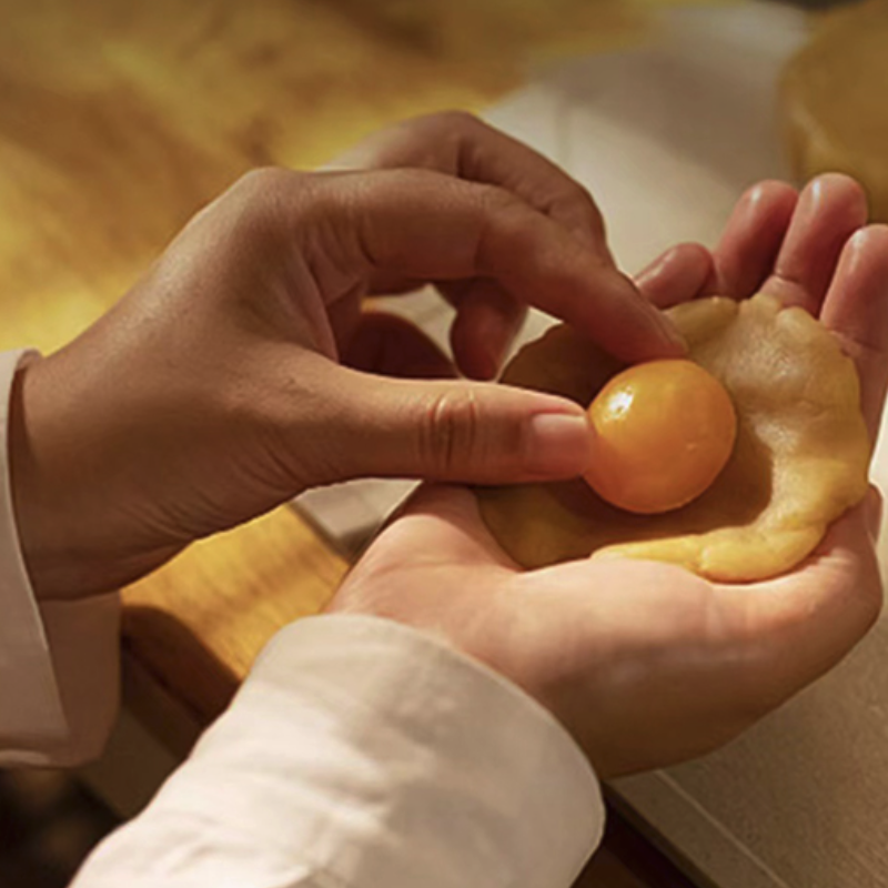 WING WAH 元朗荣华 流沙奶黄月饼 港式月饼 360g 礼盒装包装礼盒产品包装创意设计欣赏(图4)