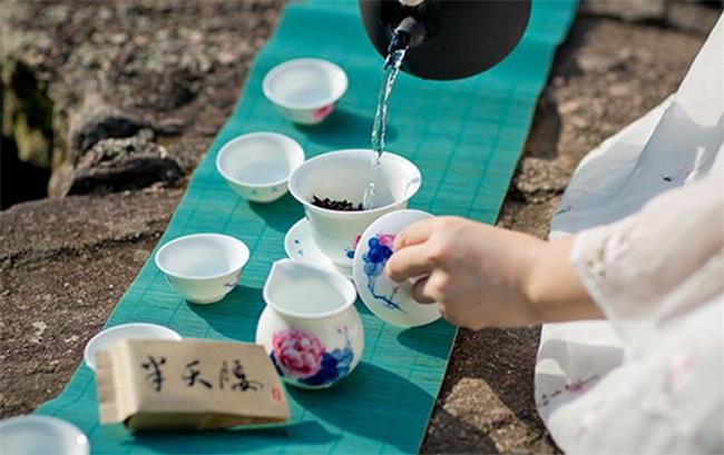 岭上人 岭上人品牌logo与食品包装设计欣赏(图2)