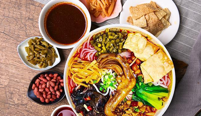 默言粉肆螺蛳粉品牌logo与食品包装设计欣赏(图2)