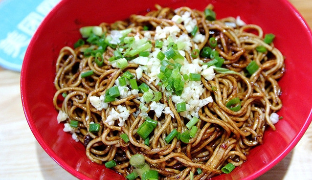 默言粉肆螺蛳粉品牌logo与食品包装设计欣赏(图3)